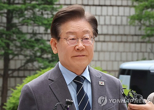 더불어민주당 이재명 전 대표가 28일 오후 서울 서초구 서울중앙지방법원에서 열리는 공직선거법 위반 1심 속행 공판에 출석하기 위해 법정으로 향하고 있다. [연합뉴스]